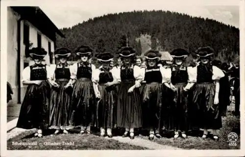 Ak Schwarzwald, Frauen in Gutacher Tracht mit Bommelhüten, Wald