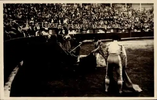 Foto Ak Stierkämpfer in der Arena, Torero