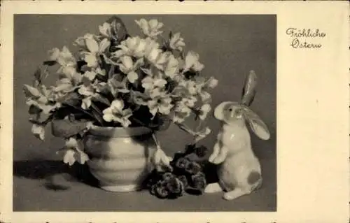 Ak Glückwunsch Ostern, Blumenstrauß in einer Vase, Porzellanhase