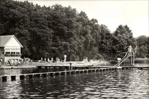 Ak Storkow in der Mark, Strandbad, Rutsche, Badegäste