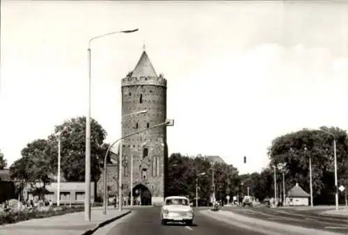 Ak Prenzlau in der Uckermark, Blindower Turm, Straßenpartie, Auto