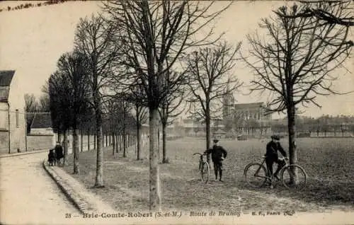 Ak Brie Comte Robert Seine et Marne, Route de Brunoy, des vélos