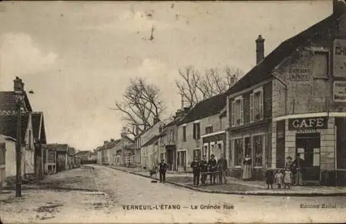 Ak Verneuil l’Étang Seine et Marne, La Grande Rue, Café Raoul