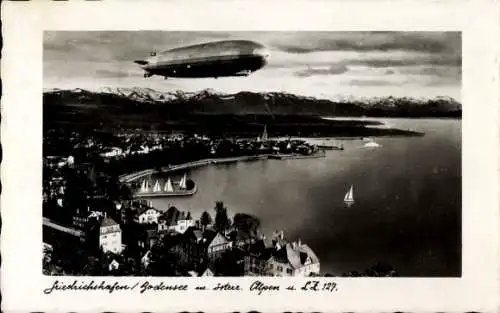Ak Friedrichshafen am Bodensee, LZ 127 Graf Zeppelin über der Stadt, Panorama mit österr. Alpen