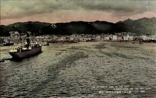 Ak Kobe Japan, Blick auf den Ort vom Meer aus, Schiff