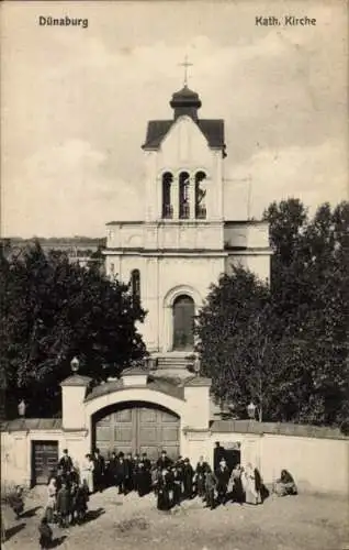 Ak Daugavpils Dünaburg Lettland, Blick auf eine Kirche, Messgang