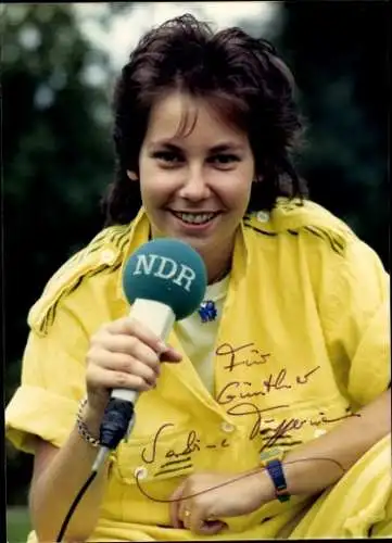Ak Moderatorin Sabine Töpperwien, Portrait, Mikrofon, NDR, Autogramm