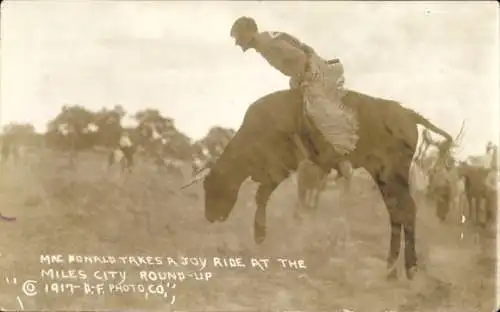 Foto Ak Miles City Montana USA, Mac Donald reitet auf einem Stier, 1917