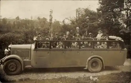 Foto Ak Lourdes Hautes Pyrénées, Autobus mit offenem Verdeck