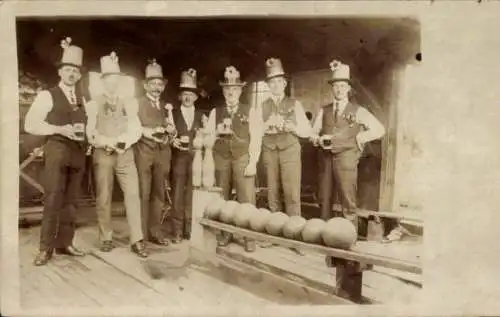 Foto Ak Männer beim Kegeln, Bier, Gruppenfoto