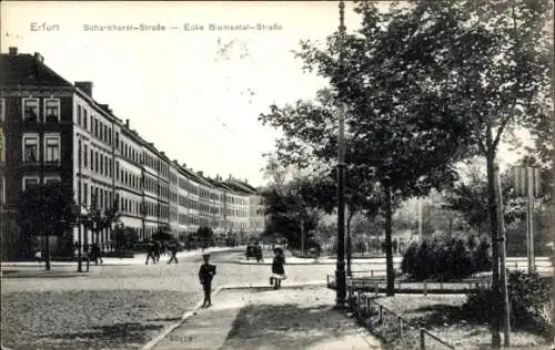 Ak Erfurt in Thüringen, Scharnhorststraße Ecke Blumental-Straße, Passanten