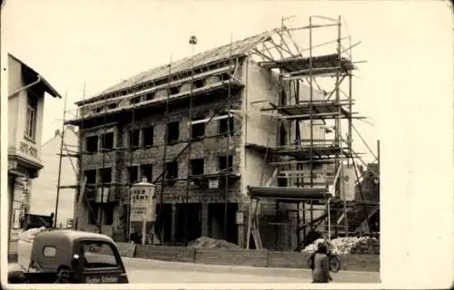 Foto Ak Hannover in Niedersachsen, Baustelle eines Hauses, Baugerüst, Litfaßsäule