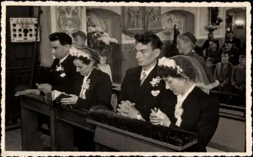 Foto Ak Zwei Paare bei der Trauung in der Kirche, Hochzeit, Gebet