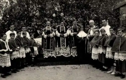 Foto Ak Geistliche, Priester, Jungen, Nonne