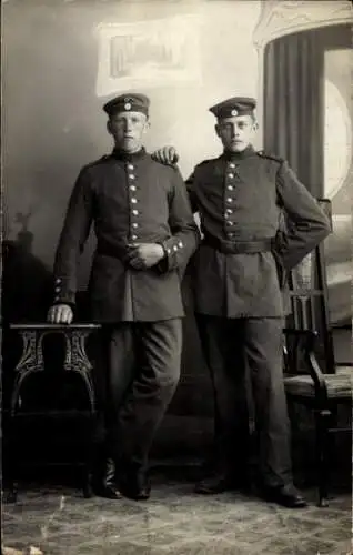 Foto Ak Neu Ulm in Schwaben, Zwei Deutsche Soldaten in Uniformen, I WK