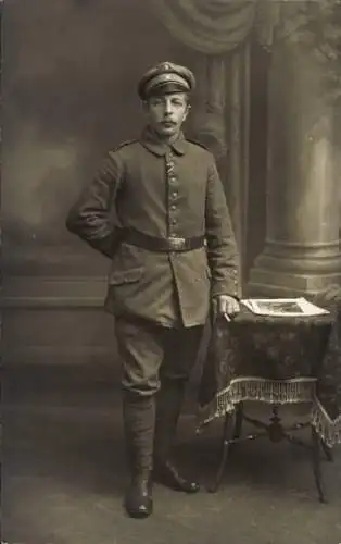 Foto Ak München Bayern, Deutscher Soldat in Uniform, Standportrait