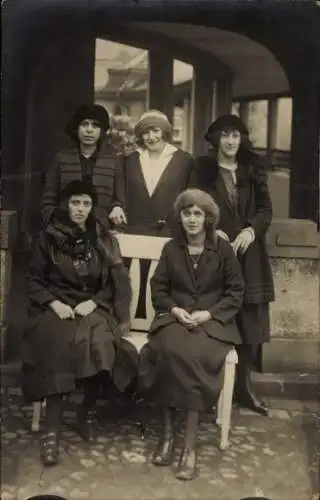 Foto Ak Fünf Frauen in Mänteln, Portrait