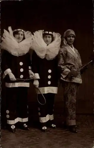 Foto Ak Drei Frauen in Faschingskostümen, Karneval