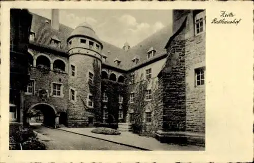 Ak Zeitz im Burgenlandkreis, Rathaushof