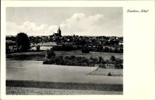 Ak Usedom an der Ostsee, Totalansicht, Blick zur Kirche