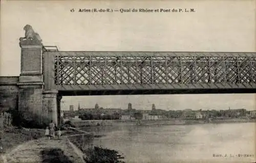 Ak Arles Bouches du Rhône, Quai du Rhone, Pont du P. L. M.