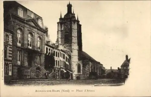 Ak Avesnes sur Helpe Nord, Place d'Armes, Partie auf einem Platz mit Blick zur Kirche