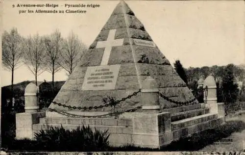 Ak Avesnes sur Helpe Nord, Pyramide erigee par les Allemands au Cimetiere