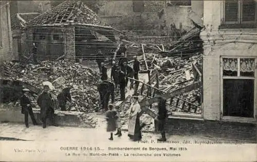 Ak Bergues Nord, Bombardement Mai 1915, La Rue du Mont-de-Piete, La recherche des victimes, 1. WK