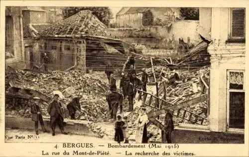 Ak Bergues Nord, Bombardement Mai 1915, La rue du Mont-de-Piete, La recherche des victimes, 1. WK