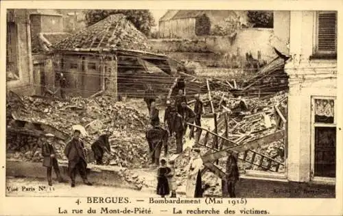 Ak Bergues Nord, Bombardement Mai 1915, La rue du Mont-de-Piete, La recherche des victimes, 1. WK