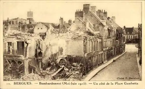 Ak Bergues Nord, Bombardement Mai-Juin 1915, Un cote de la Place Gambetta