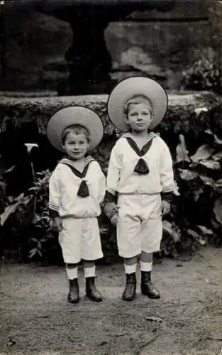 Foto Ak Prinz Albrecht zu Schaumburg Lippe, Kinderportrait, Matrosenanzug