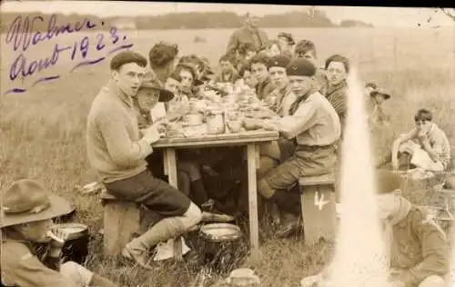 Foto Ak Walmer Kent England, Pfadfinder am Esstisch 1923