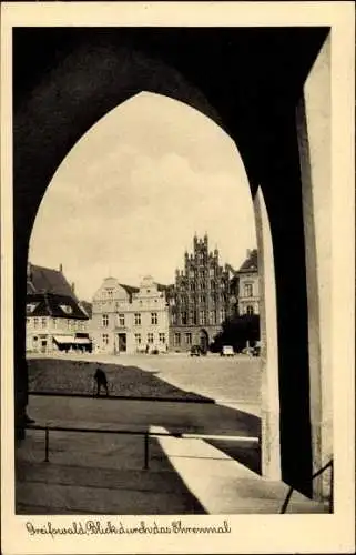 Ak Greifswald, Blick durch das Ehrenmal, Platz
