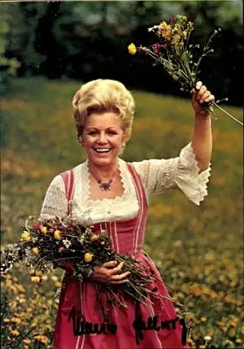 Ak Schauspielerinnen Maria Hellwig, Portrait, Autogramm, Blumenwiese, Tracht