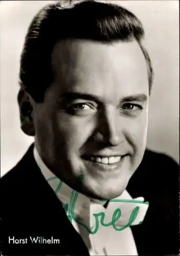 Ak Opernsänger Horst Wilhelm, Portrait, Fliege, Anzug, Autogramm