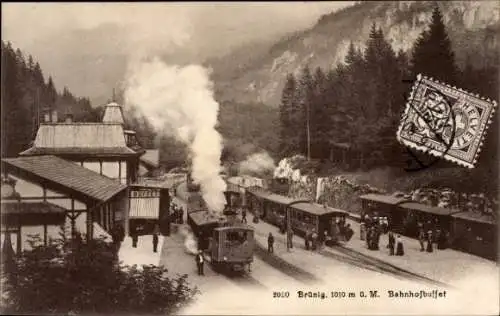 Ak Brünig Meiringen Kt. Bern Schweiz, Bahnhofbuffet, Eisenbahn