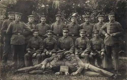 Foto Ak Deutsche Soldaten in Uniformen, Schild Bolschewiki, Gruppenaufnahme