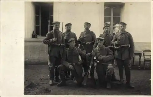 Foto Ak Deutsche Soldaten in Uniformen, Gruppenaufnahme