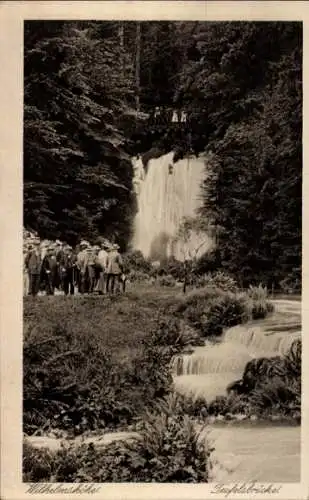 Ak Bad Wilhelmshöhe Kassel in Hessen, Teufelsbrücke, Personen, Wasserfall