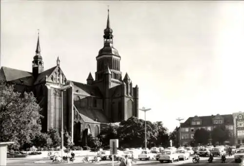 Ak Stralsund in Vorpommern, Marienkirche, Leninplatz, Trabant