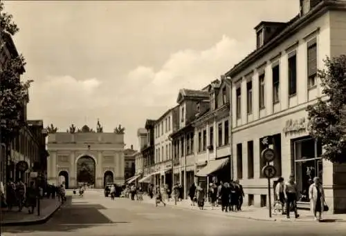 Ak Potsdam, Klement Gottwald Straße und Brandenburger Tor