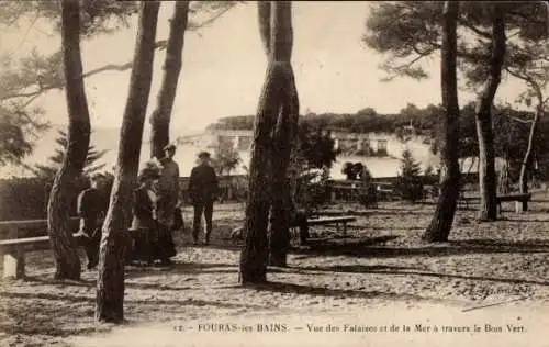 Ak Fouras les Bains Charente Maritime, Vue des Falaises et de la Mer a travers le Bois Vert