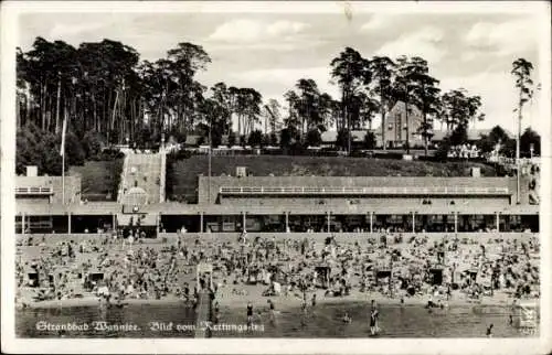 Ak Berlin Zehlendorf Wannsee, Strandbad Wannsee, Blick vom Rettungssteg auf den Strand