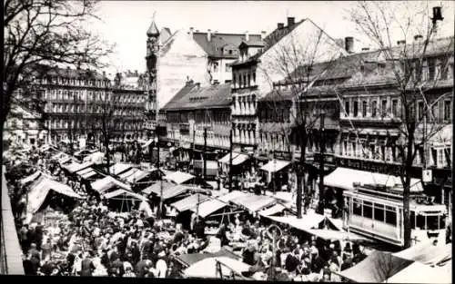 Foto Ak Chemnitz in Sachsen, Brückenstraße, Markt, Stände, Straßenbahn