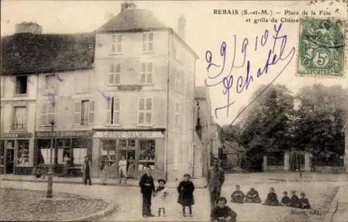 Ak Rebais Seine et Marne, Place de la Fête und Château-Tor