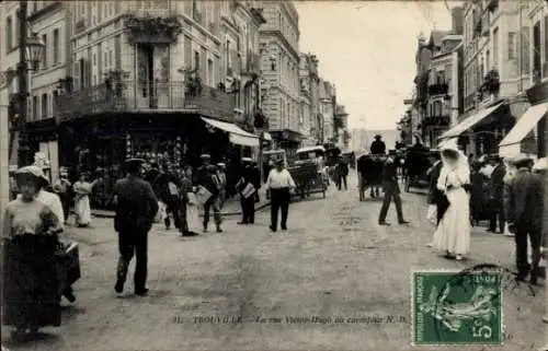 Ak Trouville sur Mer Calvados, Rue Victor-Hugo an der Kreuzung Notre-Dame