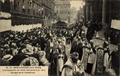 CPA Boulogne sur Mer Pas de Calais, Procession du Saint Sacrement en 1912, Sortant de la Cathedrale