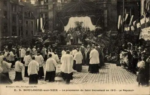 CPA Boulogne sur Mer Pas de Calais, Procession du Saint Sacrement en 1912, le Reposoir