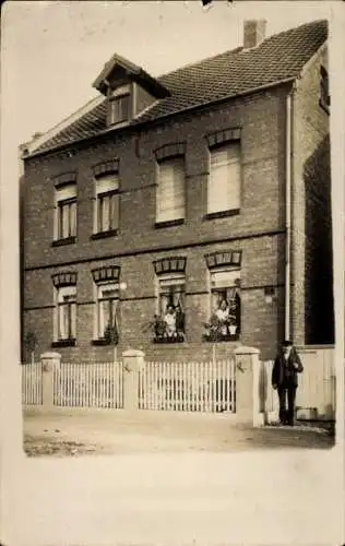 Foto Ak Blankenburg am Harz, Wohnhaus, Anwohner, Frauen am Fenster